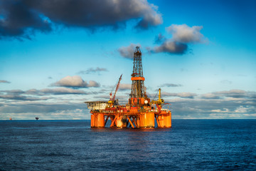 HDR of Offshore drilling rig at day