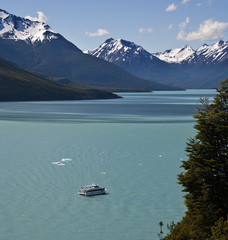 Obraz premium Lago Argentino in Patagonia - Argentina