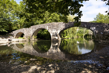 Fototapeta na wymiar pont romain du village d'Ascain