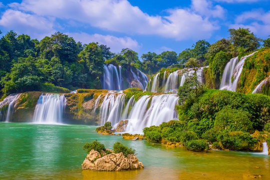Majestueuze waterval met weelderig groen landschap