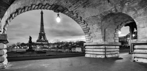 Fotobehang De Eiffeltoren in Parijs vanaf de rivier de Seine in de ochtend © Netfalls