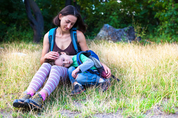 child is resting by the mother in her arms