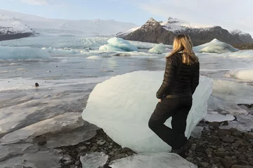 Crédence de cuisine en verre imprimé Glaciers Mujer en la laguna glaciar de Fjallsárlón , Iceland.