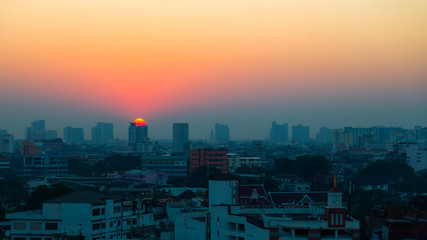 Fototapeta na wymiar City views at sunset, Sun at the top of the building