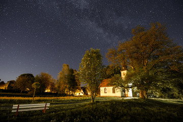 Milchstraße über eine Holzkirche in Elend, Harz