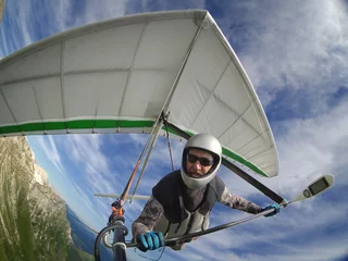 Fototapeten Hang glider pilot chot with action camera © Mny-Jhee