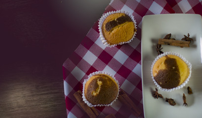 bolinho fofo com cafe e leite encima de uma mesa de rustica de madeira remetendo ao interior de Minas Gerais.