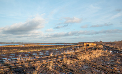 Landschaftsaufnahme mit Gleisen und Weichenanlage einer Moorbahn