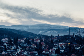 Obraz premium Stadt Wernigerode im Winter, Hintergrund der Berg Brocken