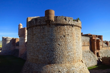 Fototapeta na wymiar Fort von Salses, auch Festung von Salses genannt, steht im Ort Salses-le-Château in der südfranzösischen Region Okzitanien