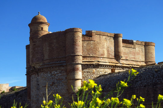 Fort von Salses, auch Festung von Salses genannt, steht im Ort Salses-le-Ch&acirc;teau in der s&uuml;dfranz&ouml;sischen Region Okzitanien