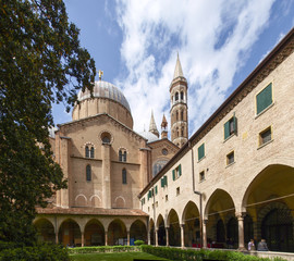 Fototapeta na wymiar Basilica of Saint Anthony of Padua, the cloister.