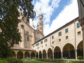 Fototapeta premium Basilica of Saint Anthony of Padua, the cloister.
