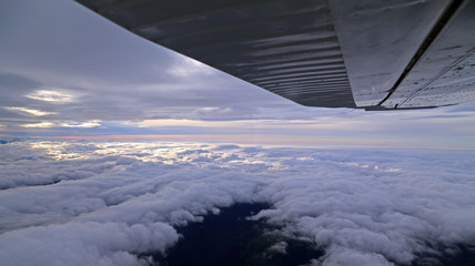 Flug zwischen Wolken