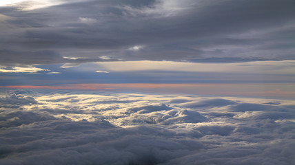 Fototapeta na wymiar Flug zwischen Wolken