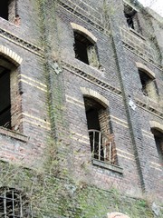 Historische Fabrik und Industrieruinen am Rheinhafen von Krefeld-Uerdingen