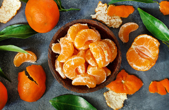 Mandarins with leaves in a bowl