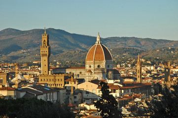Fototapeta na wymiar Firenze al tramonto dal giardino Bardini