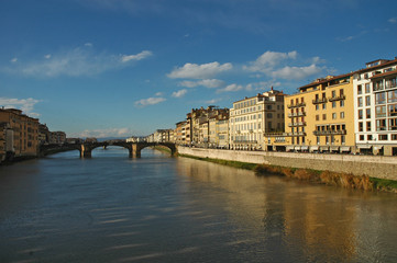 Fototapeta na wymiar Firenze lungo il fiume Arno