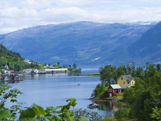 Fototapeta na wymiar Preciosas vistas del lago de Hardangerfjorden en Noruega, verano de 2017.