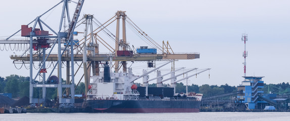 GENERAL CARGO - Ship at the transshipment quay © Wojciech Wrzesień