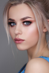 Fototapeta premium portrait beauty girl bright makeup pink