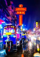 Crédence de cuisine en verre imprimé Bangkok Taxi Tuk Tuk dans la ville chinoise de Bangkok la nuit