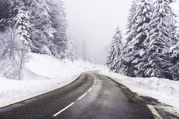 Obraz premium Cleared road curve in winter