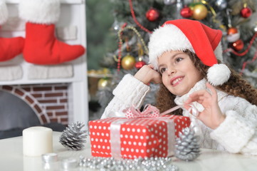 Fototapeta na wymiar little girl with Christmas present