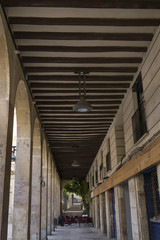 Perspectiva con arcos.
Pasillo bajo un edificio con arcos que forma una perspectiva.
