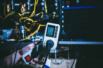 The energy meter of the work of the bitcoin farm