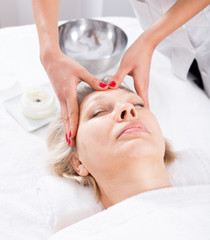Obraz na płótnie Canvas Mature woman having face massage