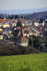Fototapeta premium Blick auf die Gemeinde Weissach mit seinem historischen Kirchturm. Weissach befindet sich im Heckengäu im Landkreis Böblingen.