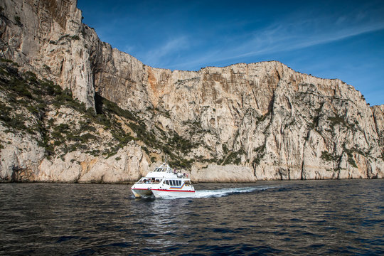 Calanques de Marseille en Provence , France, bateau dans la calanque du Devenson