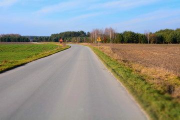 Fototapeta na wymiar droga asfaltowa przez pola i lasy