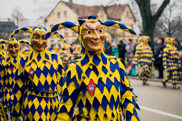 fastnacht umzug narr gelb blau 3