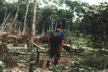 mann geht durch den Dschungel am Amazonas