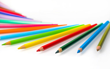 Разноцветные карандаши на белом фоне