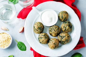 Cheese spinach balls with greek yogurt sauce
