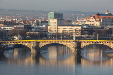 Obraz premium a bridge over the elbe river in dresden germany
