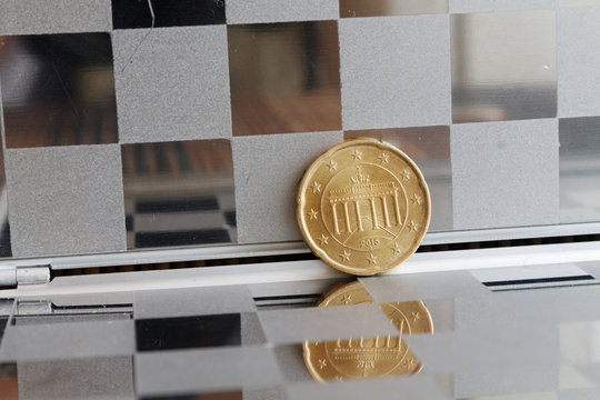 Euro Coin With A Denomination Of Twenty Euro Cents In Mirror Reflect Wallet, Chequered Background - Back Side