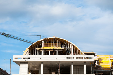 Obraz premium New residential building construction site with scaffolding and reinforcement in the city