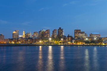 Fototapeta premium Boston City Skyscrapers, Custom House i Boston Waterfront w nocy z East Boston, Boston, Massachusetts, USA.