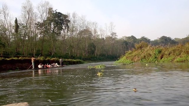 Flo&szlig;fahrt im Einbaum Kanu auf dem Fluss im Chitwan Nationalpark am fr&uuml;hen Morgen, Full HD Video 1080, 25 fps