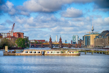Obraz premium View of Berlin over river Spree