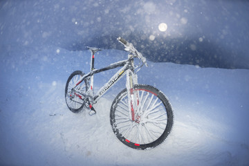 Fototapeta na wymiar Mountain biking on Goverla in the New Year