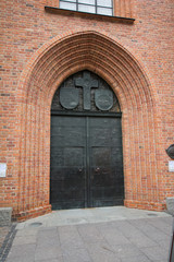 Fototapeta na wymiar The arches of the door of a church.