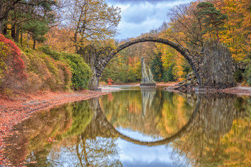 Fototapeta na wymiar Rakotzbrücke im Kromlauer Park