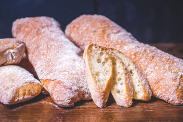 Sliced slices of bread lie on loaves of bread.