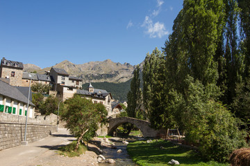 Fototapeta na wymiar village houses Sallent de Gallego in Huesca Spain
